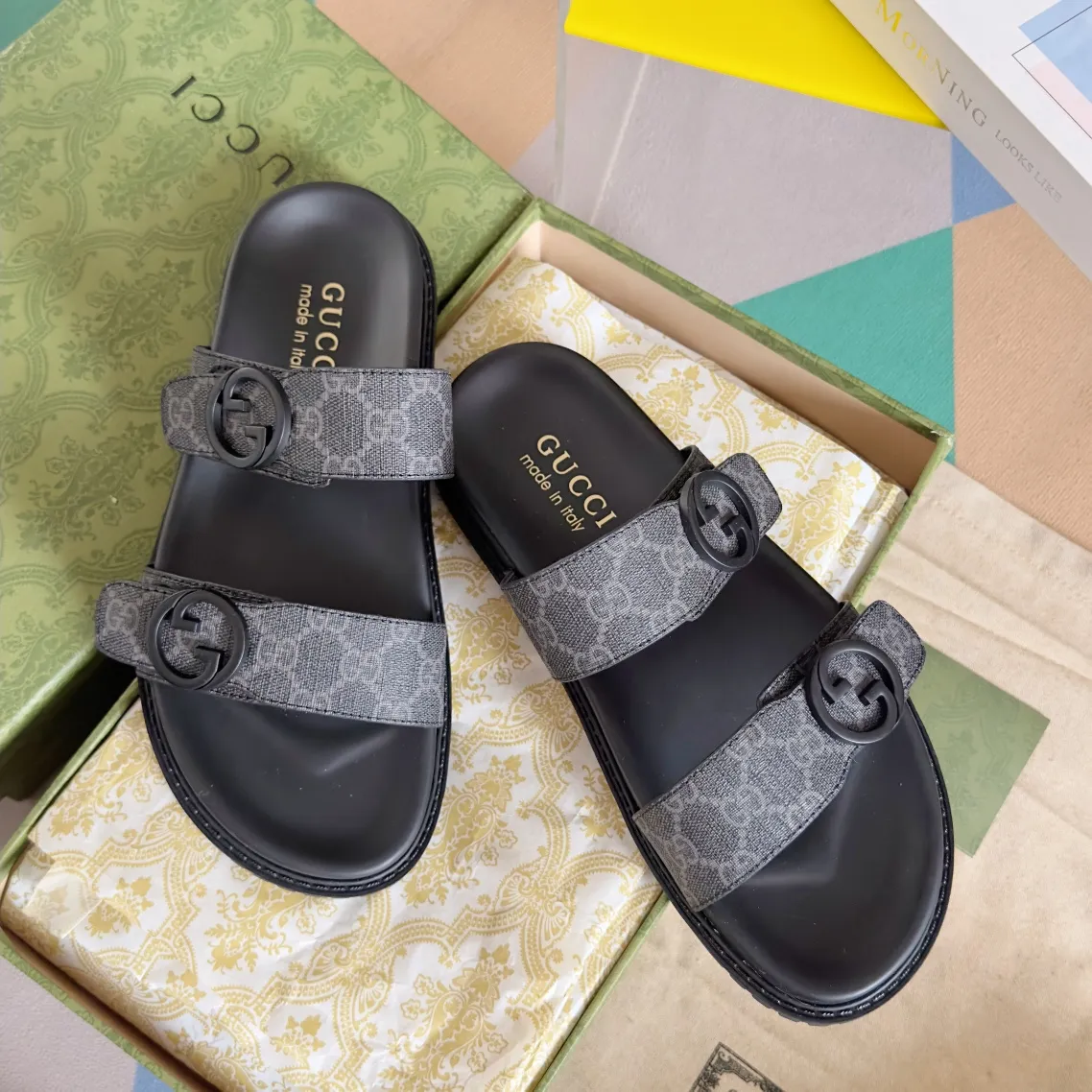 [G Home] Men's Men's Shoes💰: 300💰Size: 38-45 🆕2024Gucci Gucci Summer New Style Double G Presbyopia Flip-flops Cross Sandals Thick Sole Slippers Beach Shoes Original Purchase and Development Production G family's 2024 new summer dark horse items, fashion bloggers at home and abroad have put on the show, and it has become popular on social platforms at home and abroad. Fashionistas must pay for it, and they spend a lot of money to create ingenious craftsmanship and accurately restore every detail. Exquisite packaging at the delivery counter🛍📦 ▪️ Fabric: Original imported double G presbyopic leather ▪️ Lining: Original imported leather ▪️ Sole: Original open molded T men's shoes 💰U outsole ▪️ Bottom thickness: 3CM